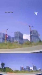 В Китае электрокар решил попробовать себя в авиации — он взлетел на 4 метра и чуть не врезался в встречное авто.