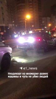 На Радищева водитель Audi разнес припаркованные машины Инцидент произошел...