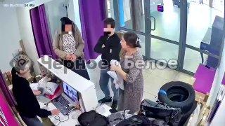 В Магнитогорске женщина напала на сотрудницу ПВЗ. Этот момент попал на...