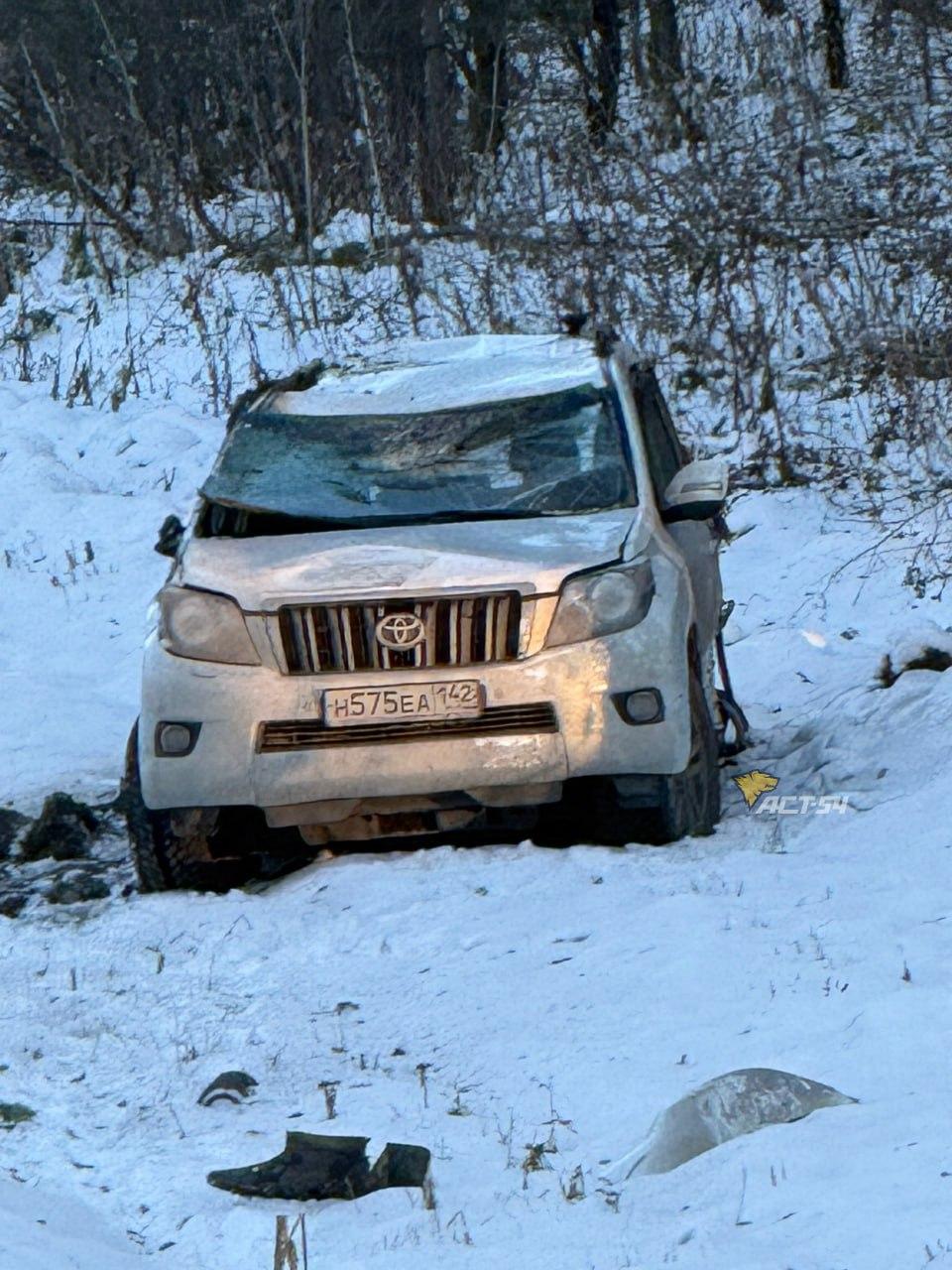 Внедорожник Toyota Land Cruiser Prado и седан ВАЗ-2107 получили серьёзные повреждения в аварии недалеко от Плотниково на Ленинск-Кузнецкой трассе