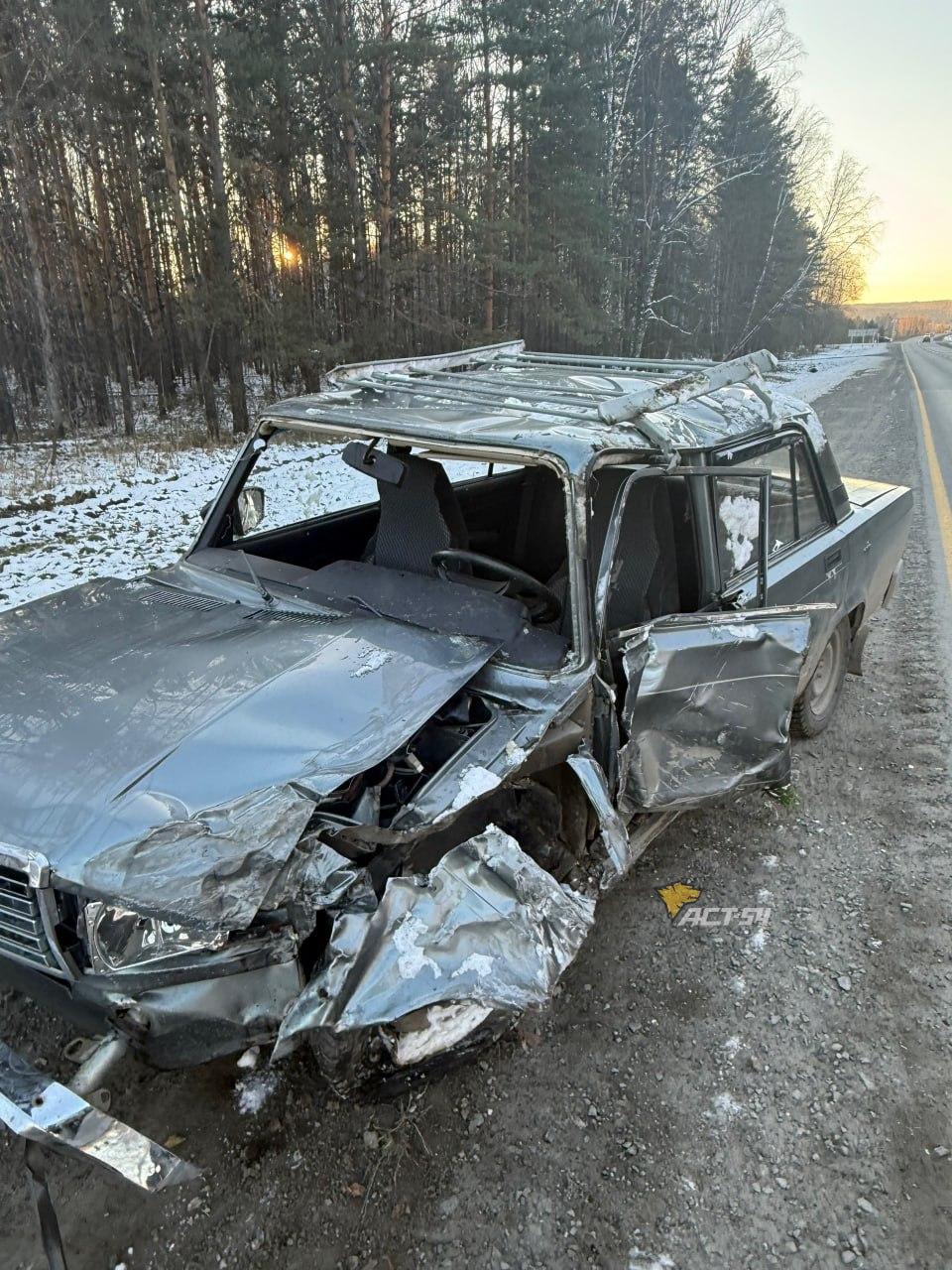 Внедорожник Toyota Land Cruiser Prado и седан ВАЗ-2107 получили серьёзные повреждения в аварии недалеко от Плотниково на Ленинск-Кузнецкой трассе