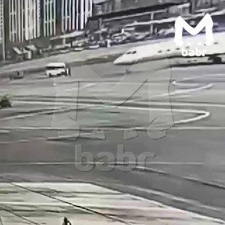 Самолёт протаранил крылом пассажирский автобус в аэропорту Иркутска....