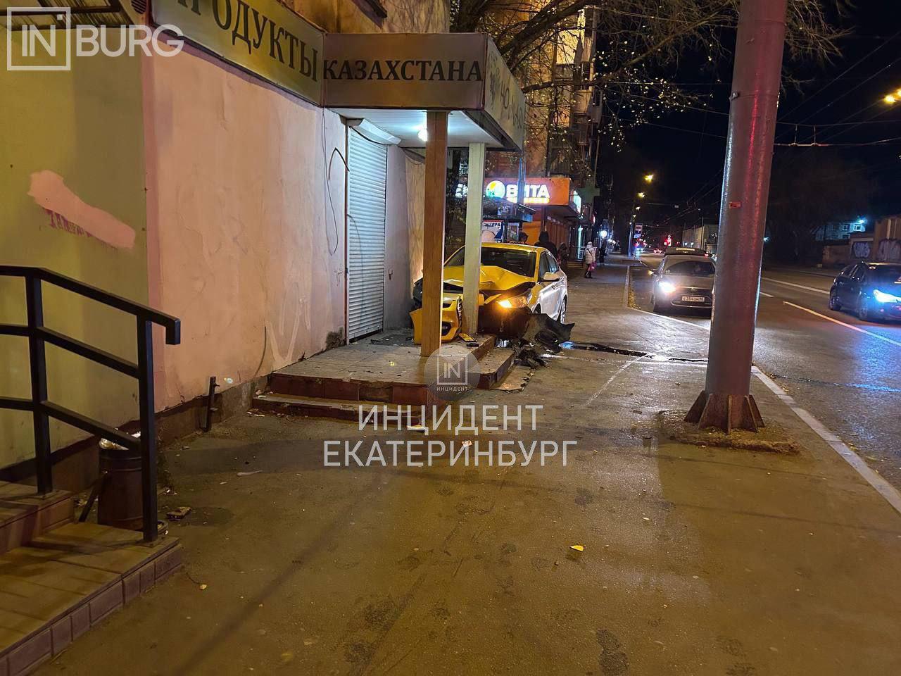 На Уралмаше водитель такси влетел в магазин возле троллейбусной остановки...