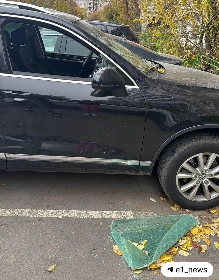 В центре Екатеринбурга неизвестные вскрыли два автомобиля Инцидент произошел...