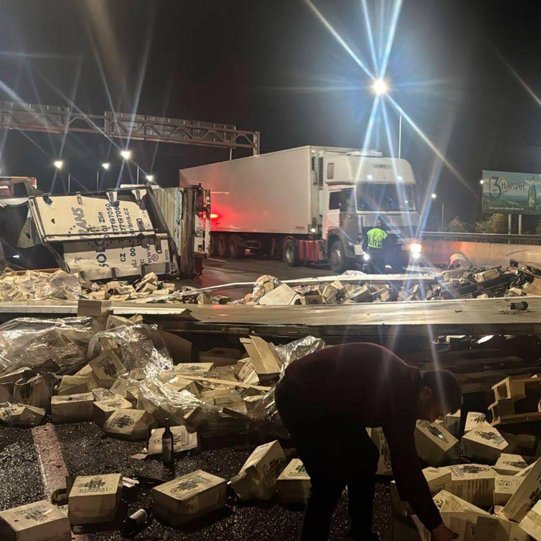 Фура с грузинским ВИНОМ перевернулась в Ставропольском крае — трассу завалило коробками с алкоголем.