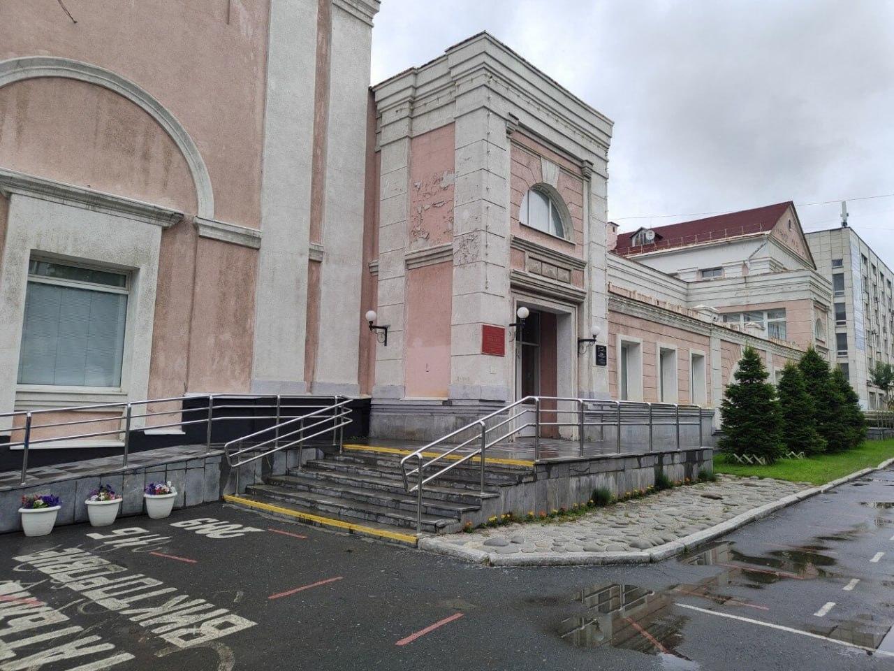 В екатеринбургской школе распылили перцовый баллончик, 15 детей пострадали