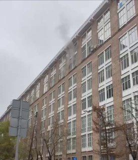 Пожар на Бумажном проезде, где находятся редакции нескольких СМИ До прибытия...
