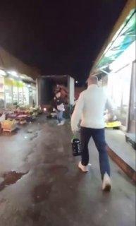 Торговцы испорченными фруктами и овощами напали на активистов в подмосковном...