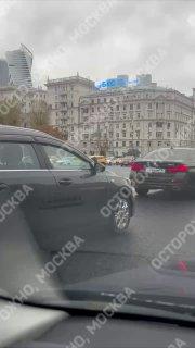Массовая авария на Кутузовском проспекте: столкнулись как минимум три автомобиля.