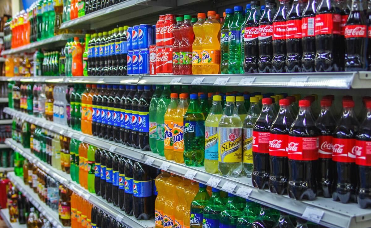 В России хотят запретить продажу сладких газированных напитков россиянам до 18 лет.