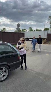 Девушка просто попросила парней о помощи, но у них сработали заводские настройки перекупщиков.
