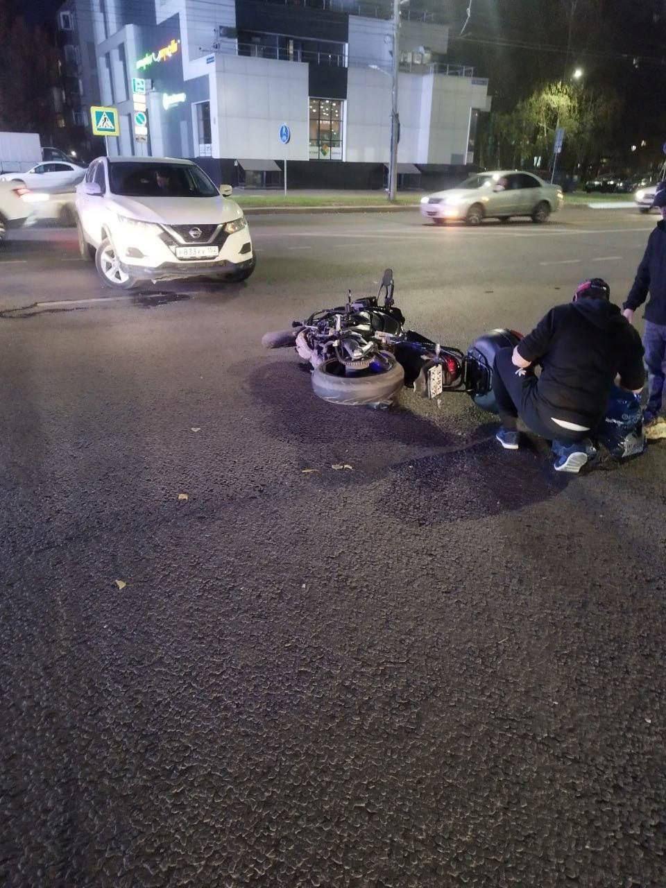 В Нижнем Новгороде водитель кроссовера насмерть сбил мотоциклиста на перекрёстке