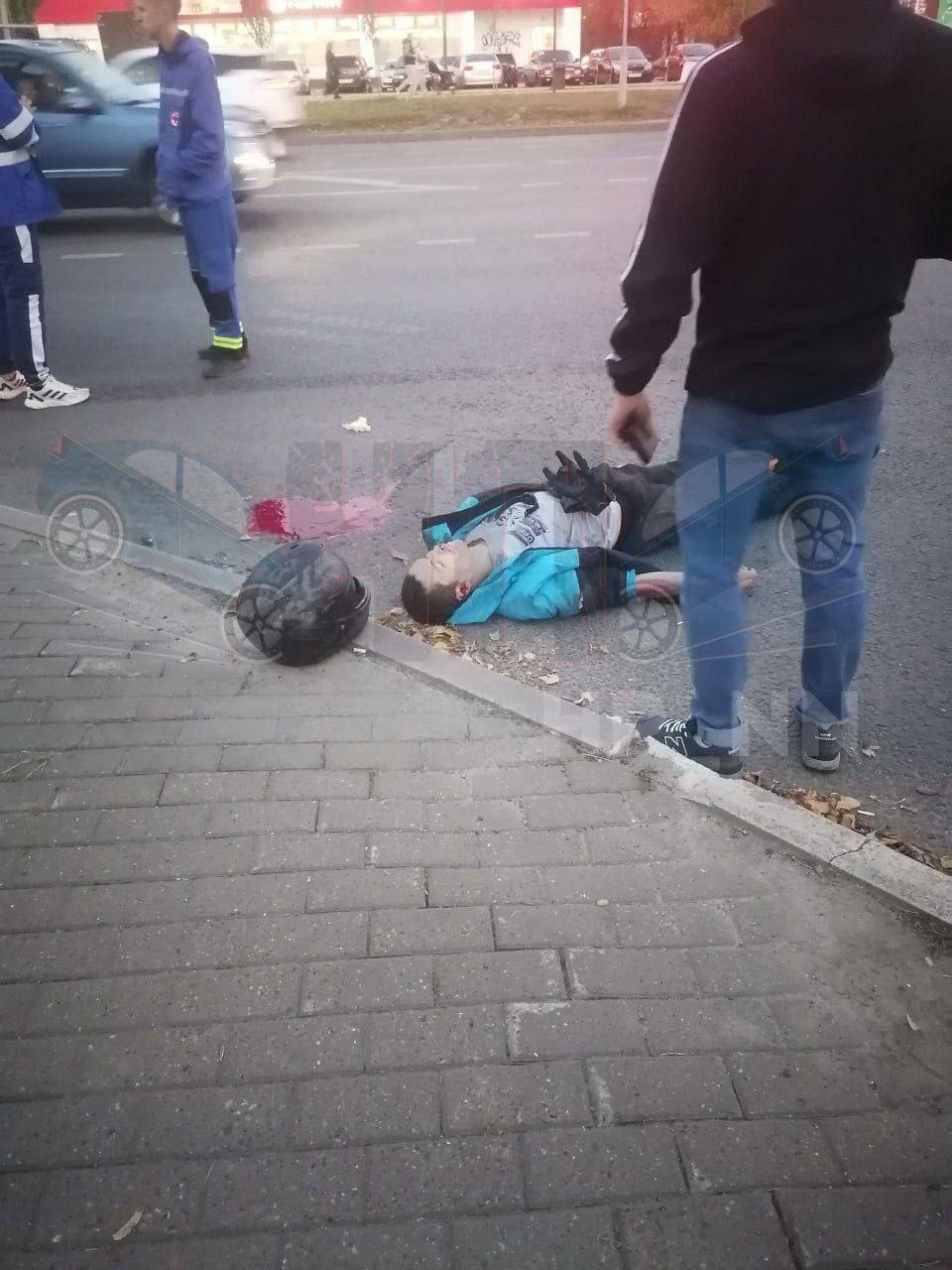 В Нижнем Новгороде водитель кроссовера насмерть сбил мотоциклиста на перекрёстке