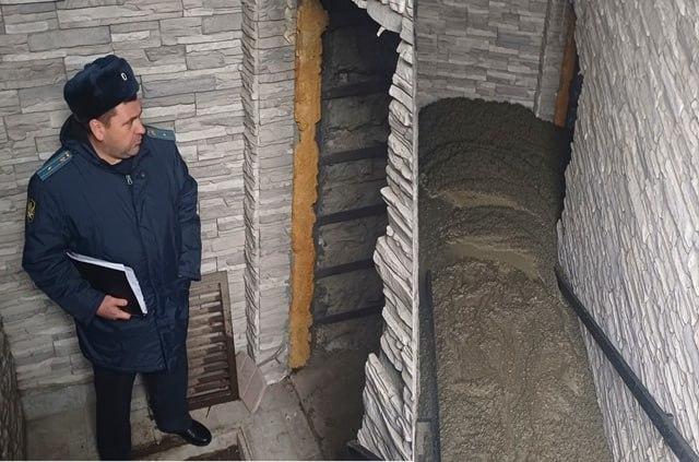 В Заельцовском районе Новосибирска местный житель залил бетоном вход в подвал многоэтажки, устав бороться с ТСЖ
