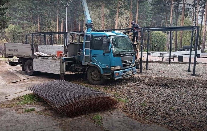 Качели начали монтировать в Черёмушках. Работы ведутся в поселковом парке...