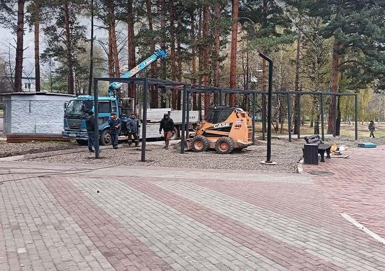 Качели начали монтировать в Черёмушках. Работы ведутся в поселковом парке...