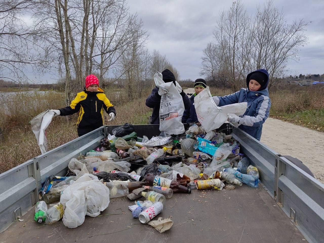 Школьники из Бражного вышли к берегу Кана, чтобы навести порядок на...