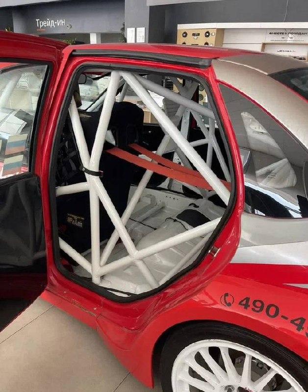 В Тамбове продают уникальную гоночную Lada Granta за 4 миллиона рублей.