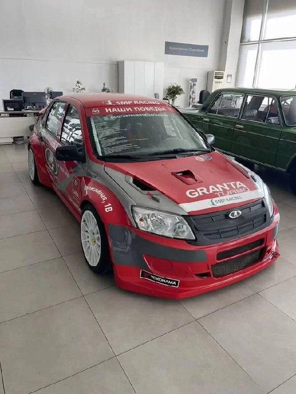 В Тамбове продают уникальную гоночную Lada Granta за 4 миллиона рублей.