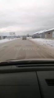 Огромные очереди на заправках в Киренске. В городе нехватка бензина. Из семи...