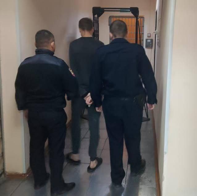 «Прятался под диваном и босиком сиганул в окно»: оперативники рассказали, как задерживали насильника из Алапаевска