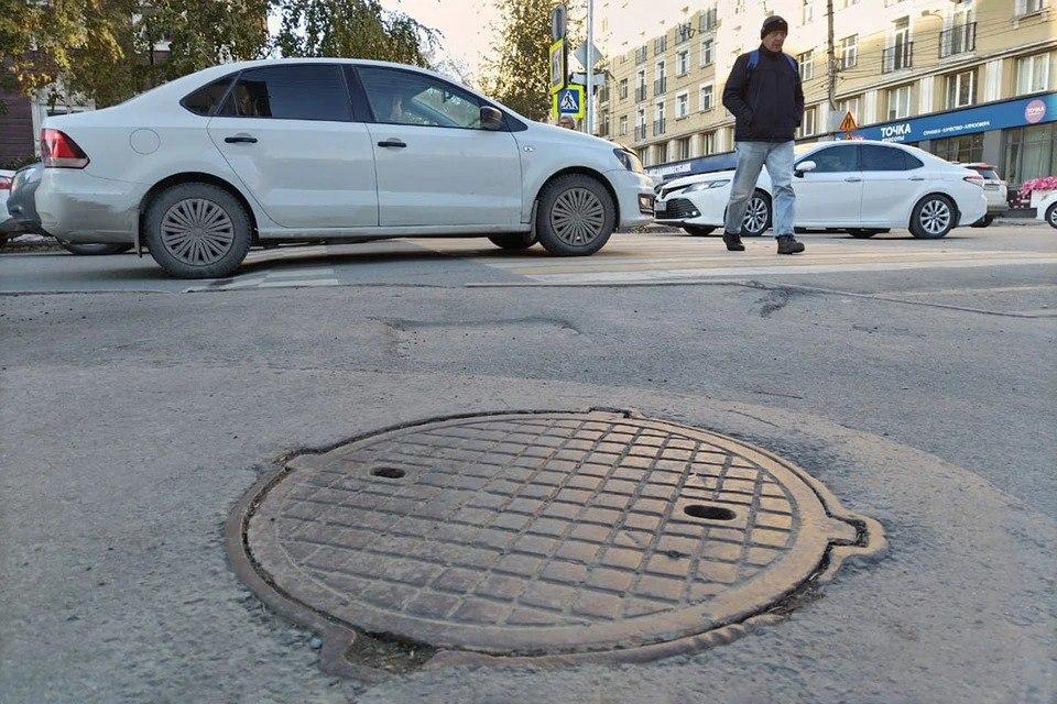 Теплоэнергетики установят свыше 500 новых крышек люков на теплосетях...