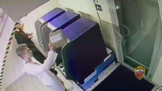 В отделении банка на улице Барклая молодой человек снимал наличные и забыл на...
