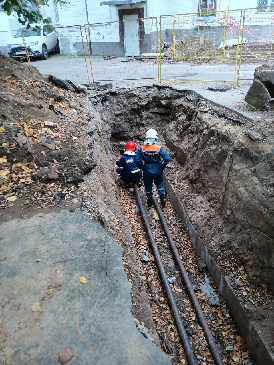 На улице Маленковская кошечка принесла котят в разрытые коммуникации...