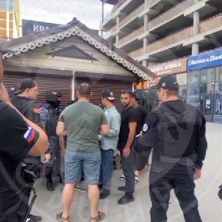 Новосибирцы жалуются на мутных типов, устраивающих разборки у входа в метро....