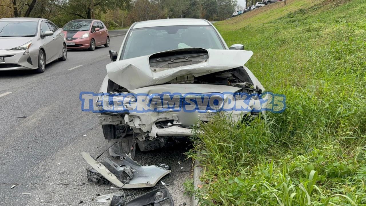 🔴Момент утреннего ДТП во Владивостоке, где Subaru Levorg вылетел на встречку...