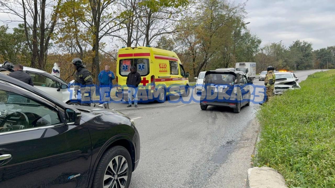 🔴Момент утреннего ДТП во Владивостоке, где Subaru Levorg вылетел на встречку...