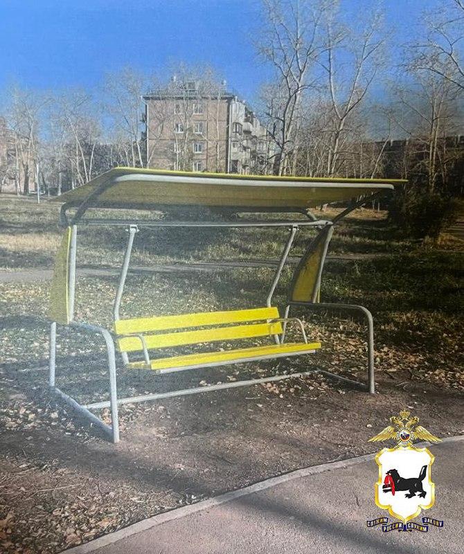 В Братске полицейские по горячим следам задержали похитителя качели