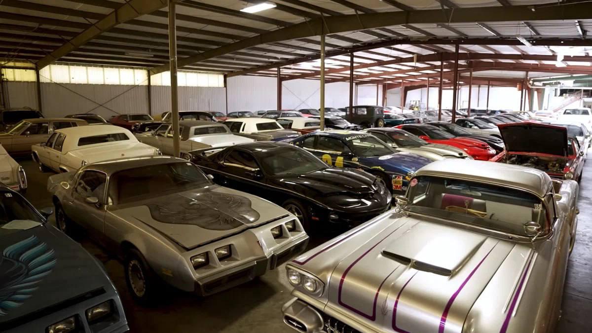 В США распродают гигантскую коллекцию машин — 1300 автомобилей, собранных за 30 лет.