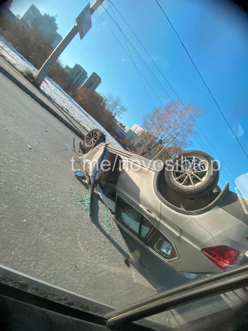 В Новосибирске возле ТРЦ «Аура» перевернулся автомобиль