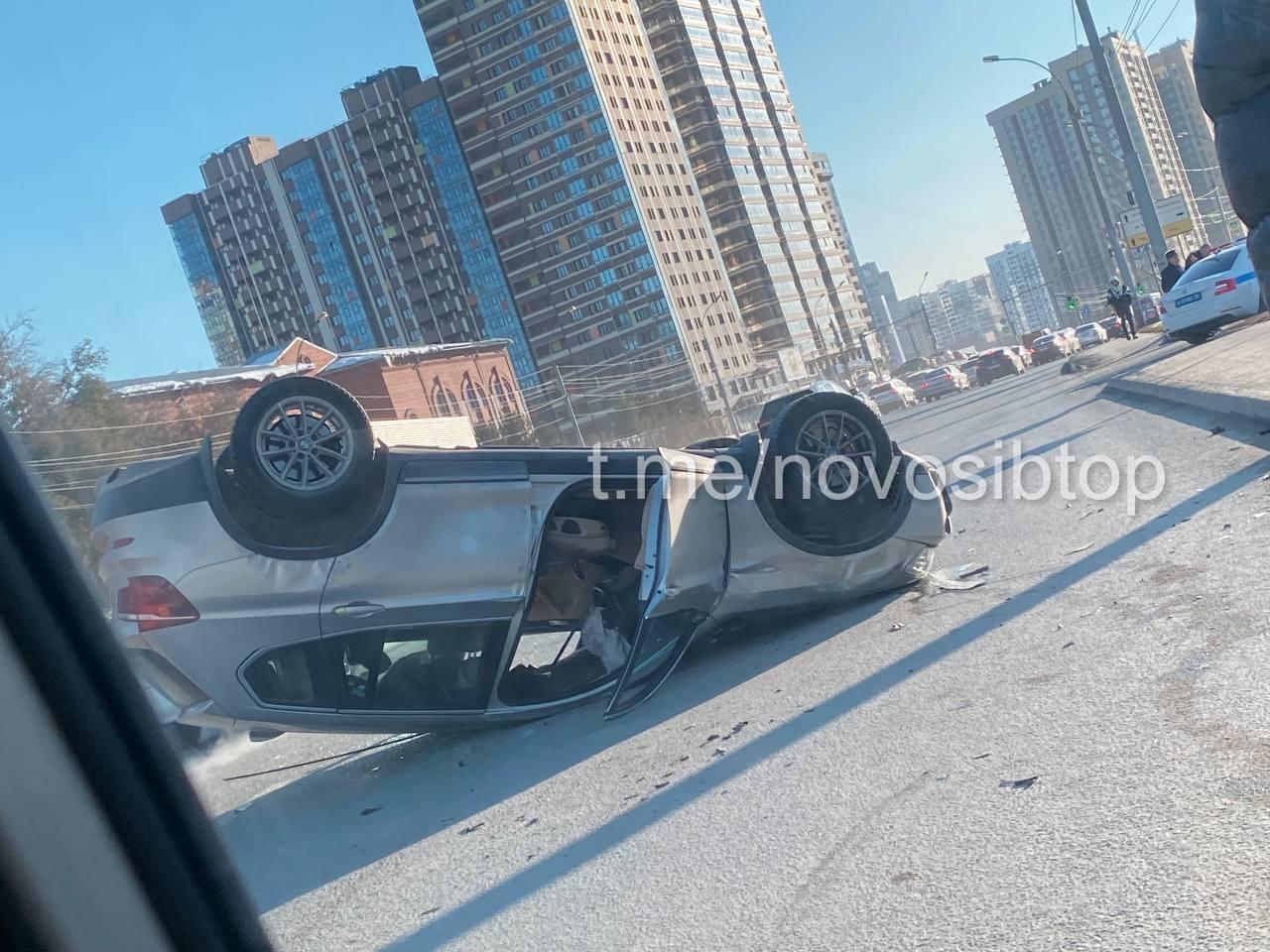 В Новосибирске возле ТРЦ «Аура» перевернулся автомобиль