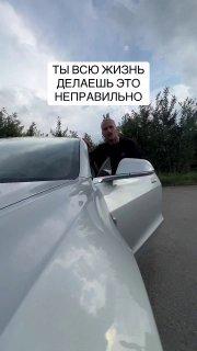 Вау: в рилсах показали, как толкать машину вообще без усилий — надо просто сесть у колеса и катить его руками сверху.