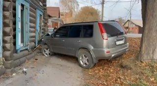 Авто врезался в столетний барак в старом центре