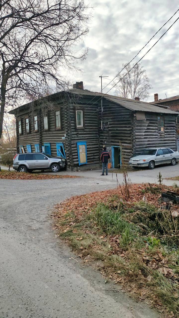 Авто врезался в столетний барак в старом центре
