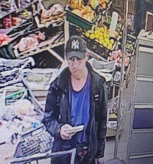 Мужик украл собаку породы лайка у магазина улице Мира в Кировском районе, теперь похитителя объявили в розыск