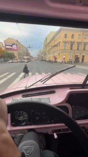 В Петербурге заметили РОЗОВЫЙ автозак — блогер превратил старый ЗИЛ в гламурный арт-проект по имени Кристина. Внутри — обновлённый салон и кондиционер, а кузов окрашен в нежно-розовый оттенок.