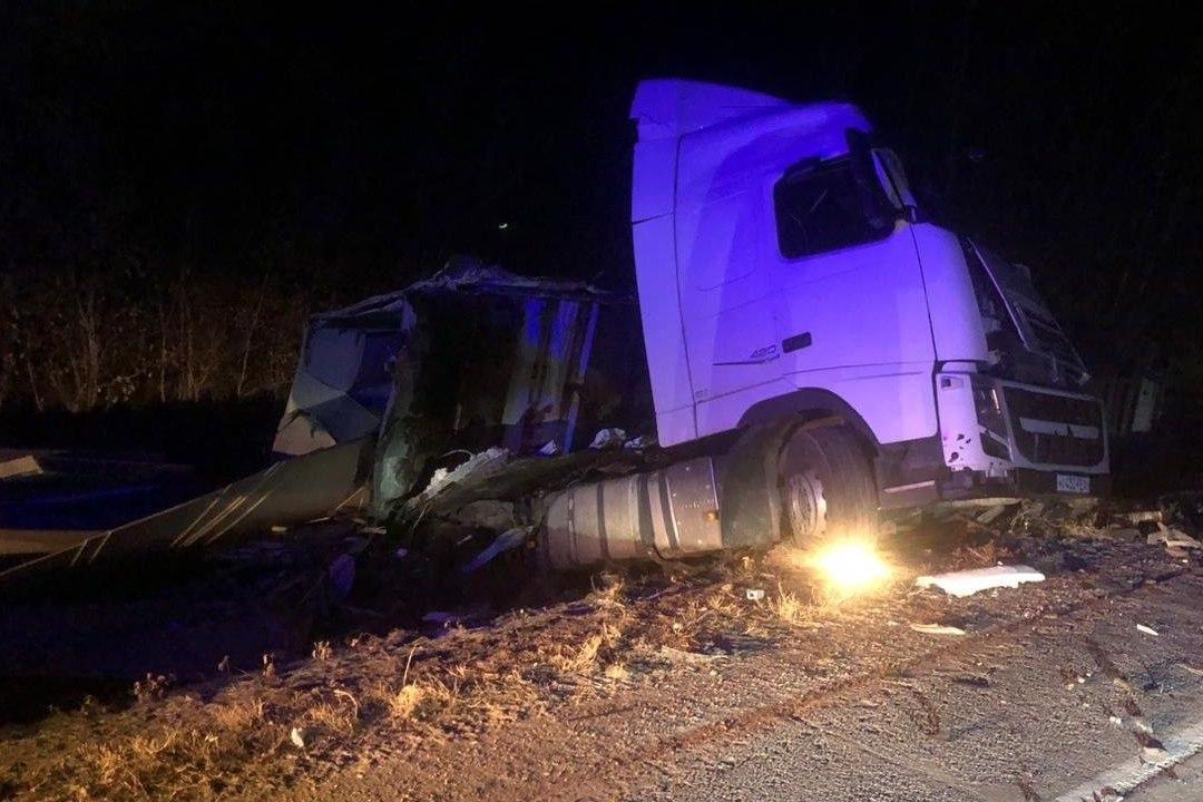 Водитель погиб в ДТП с двумя фурами и иномаркой в Новосибирской области