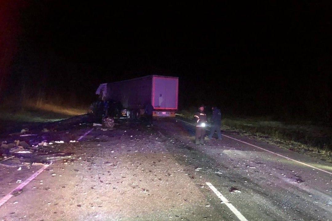 Водитель погиб в ДТП с двумя фурами и иномаркой в Новосибирской области