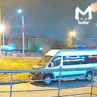 Момент взрыва на шиномонтаже в Иркутске. От грохота у автомобилей в ближайших...