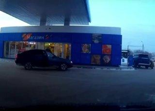 На заправке в Новосибирске двое мужчин подрались из-за бензина
