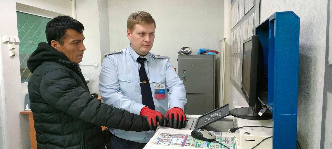 Троих мигрантов выдворят полицейские из Ачинска