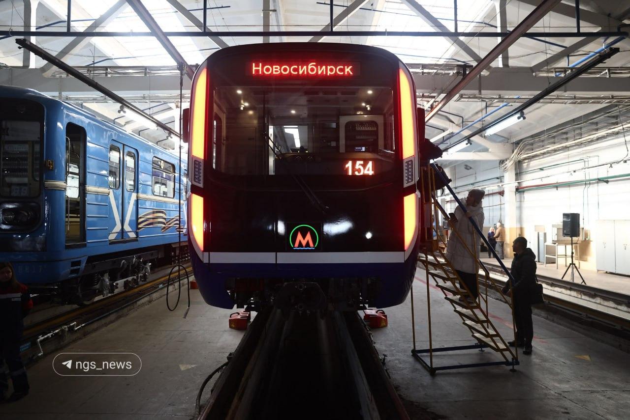 Вот это событие! На линию метро выходит новенький поезд 