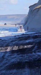 Спасателей на машине чуть не унесло волной в открытое море на Курильских...