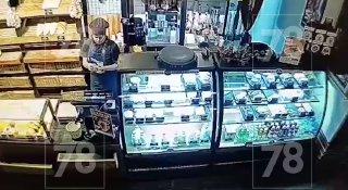 Мужчина с ножом ворвался в пекарню на улице Комсомола. Камеры зафиксировали,...