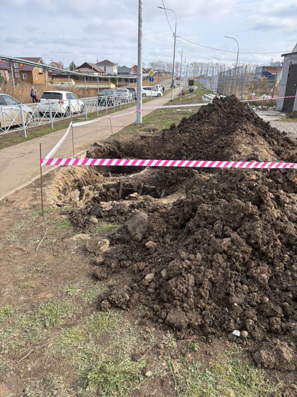 Неизвестные залили бетоном канализационные колодцы в поселке Дзержинск...