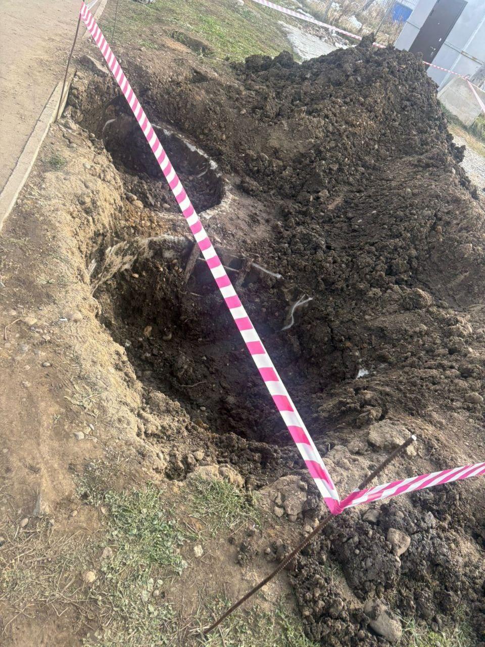 Неизвестные залили бетоном канализационные колодцы в поселке Дзержинск...